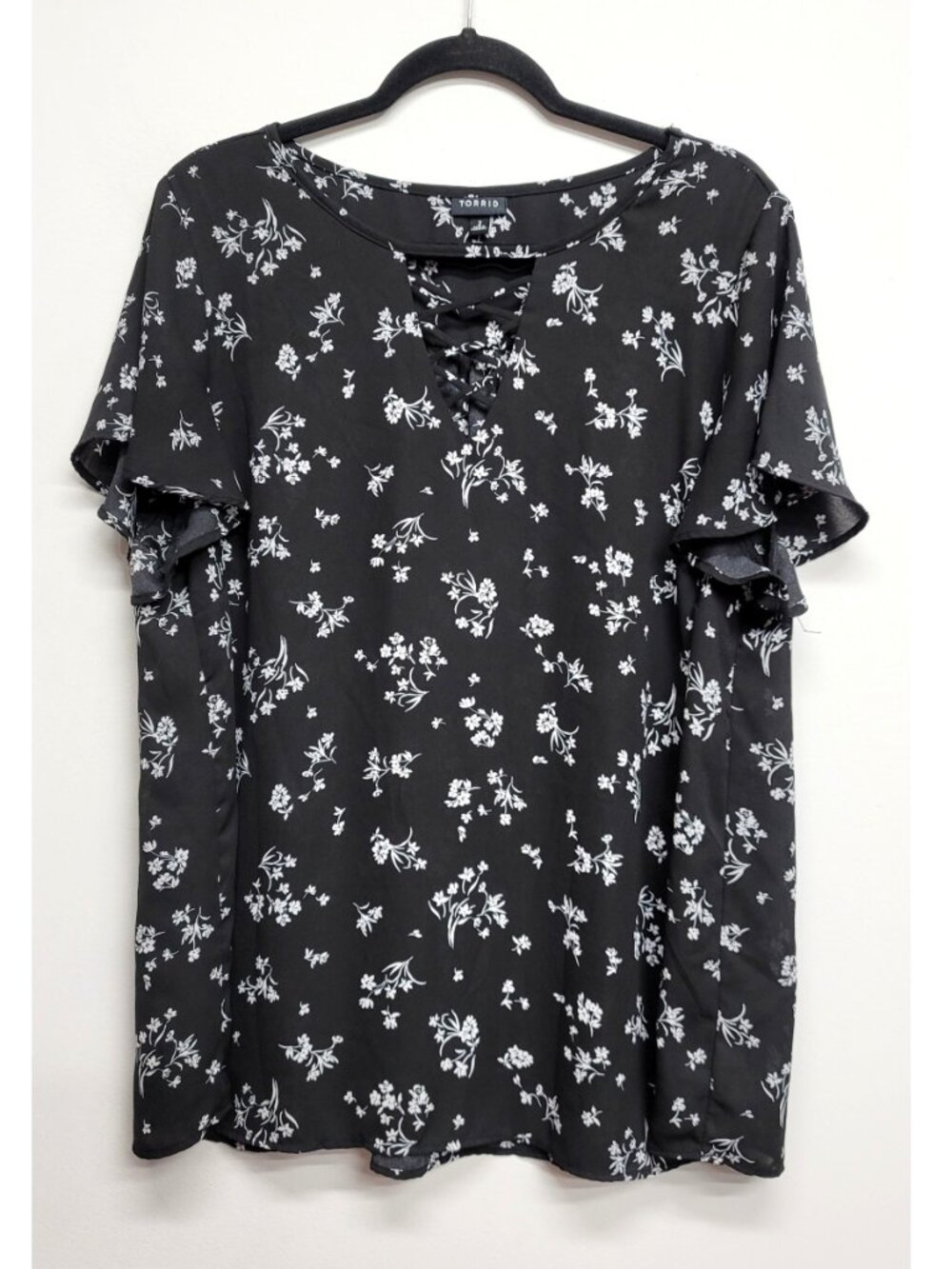 Torrid 2 Black Floral Georgette Lattice V-Neck Flutter Sleeve Blouse 2X 18 20